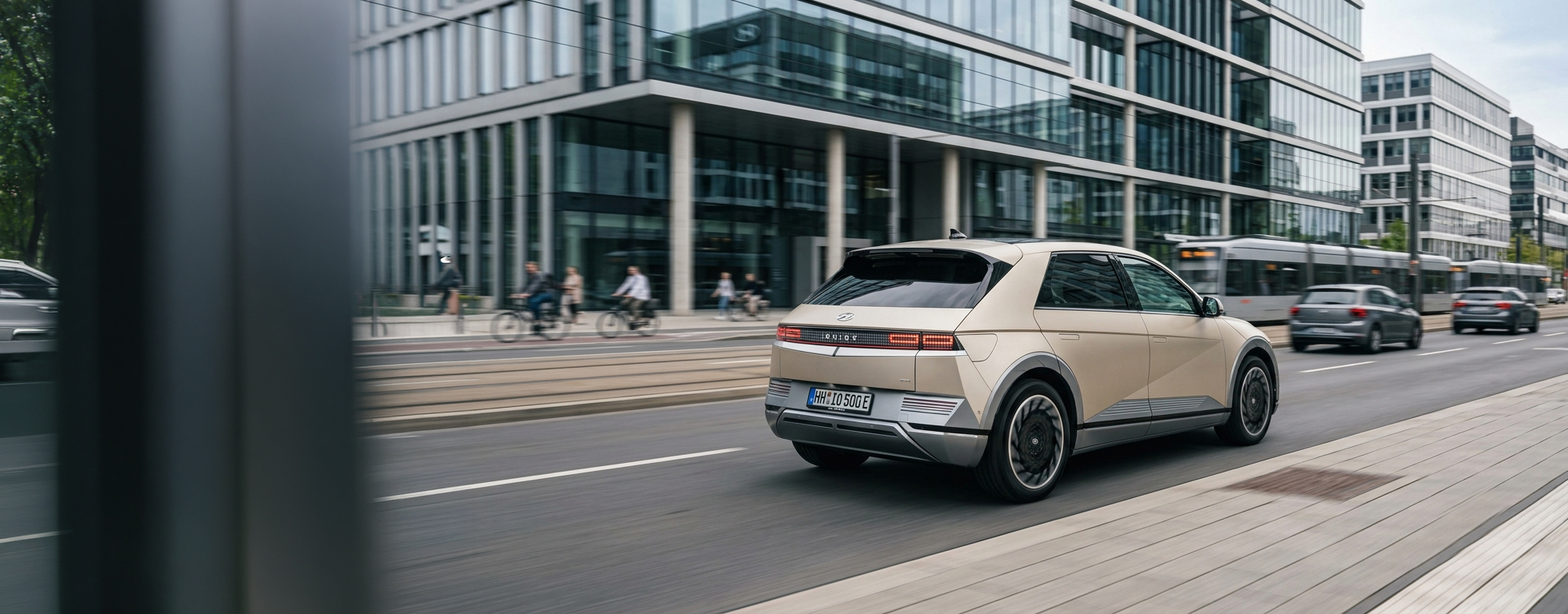 Seitliche Ansicht eines weißen, sportlichen SUVs m