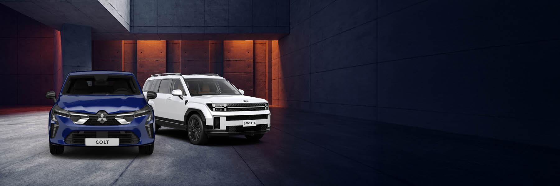 Zwei moderne Fahrzeuge, ein blauer Mitsubishi Colt und ein weißer Hyundai Santa Fe, stehen nebeneinander in einer architektonisch gestalteten, beleuchteten Halle.