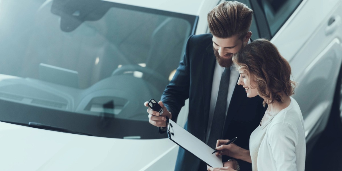 Ein Mann spricht mit einer Frau und gibt ihr den schlüssel
