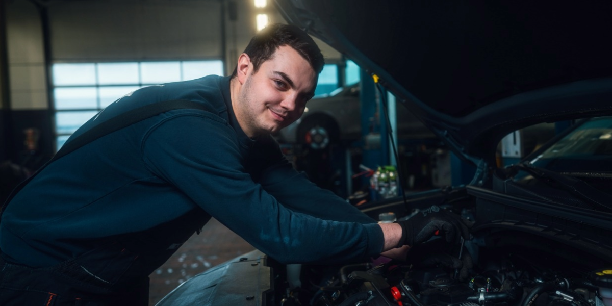 Ein Mitarbeiter der ein Auto prüft