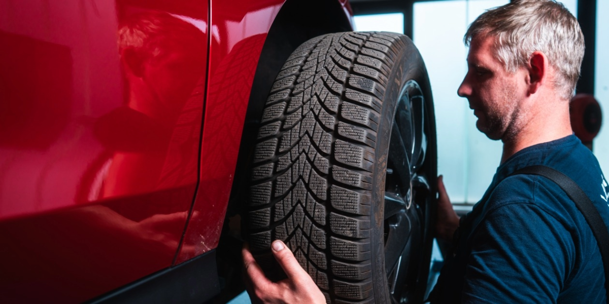 Ein Mitarbeiter der einen Riefen anbringt