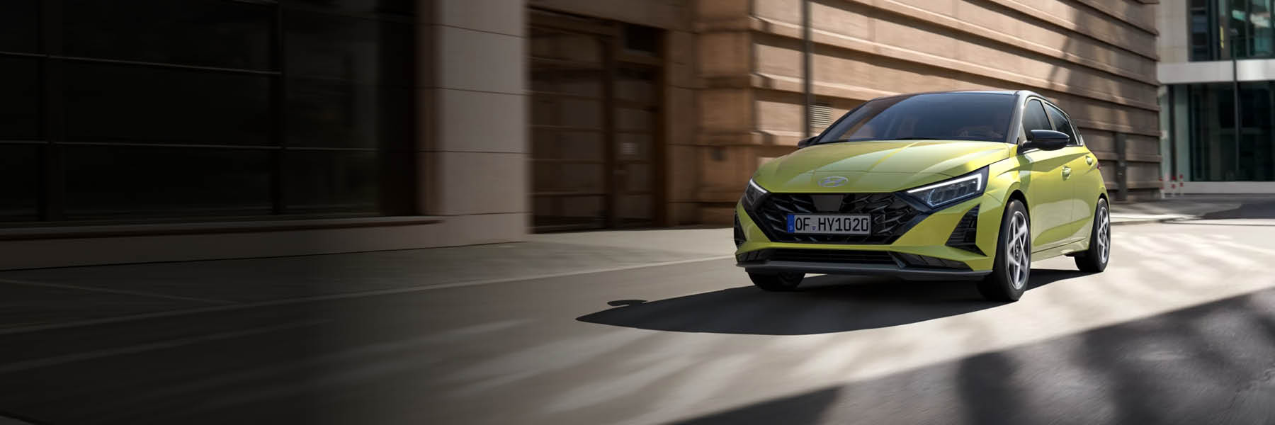 Leuchtend gelb-grüner Kleinwagen/Hatchback mit spo