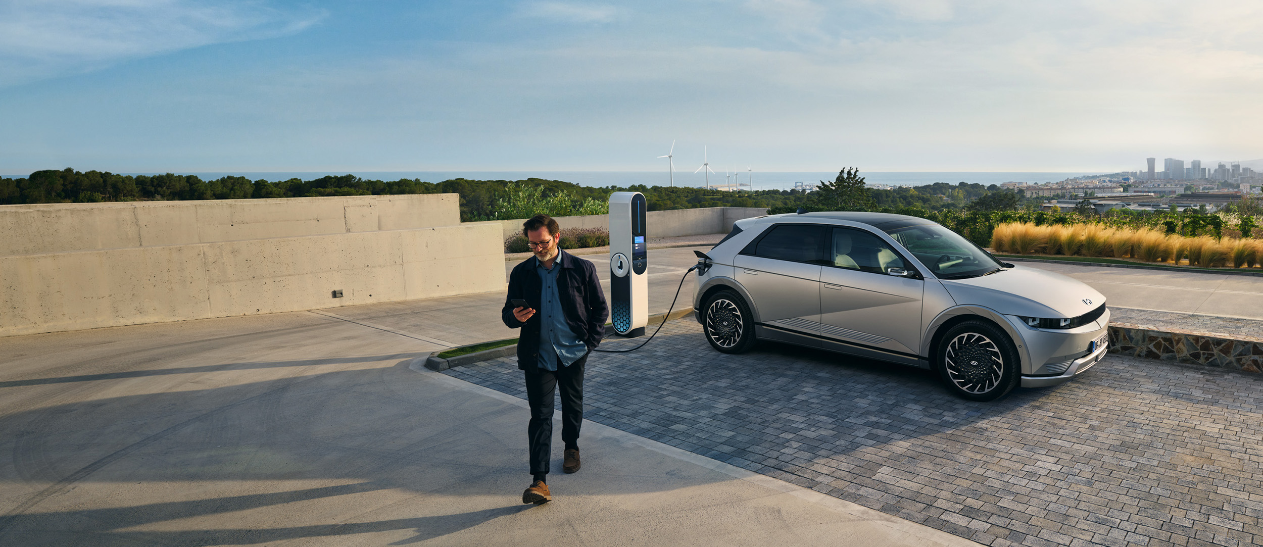 Seitliche Ansicht eines weißen, sportlichen SUVs m