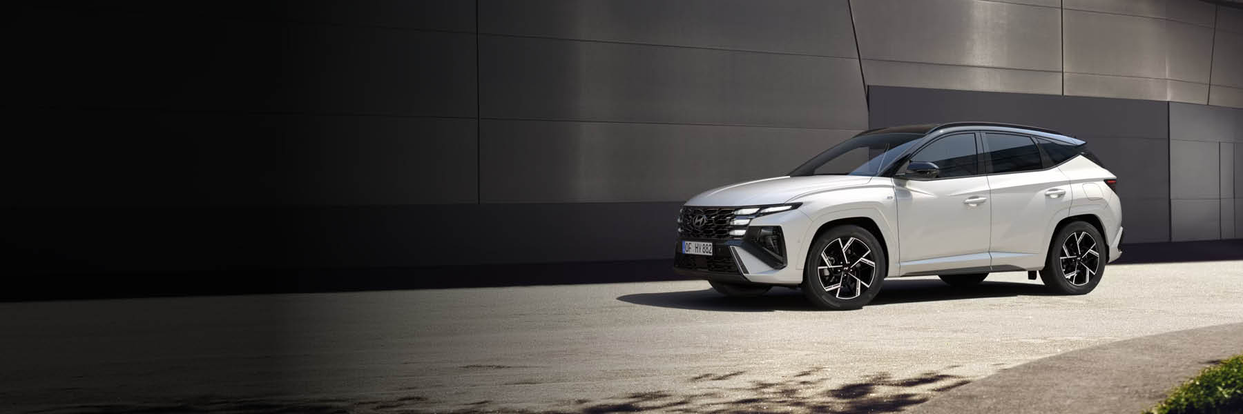 Seitliche Ansicht eines weißen, sportlichen SUVs m