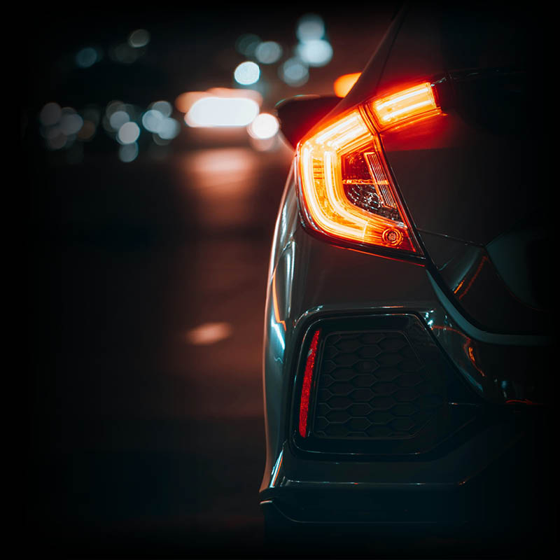 Rücklicht eines Autos in Nahaufnahme bei Nacht.